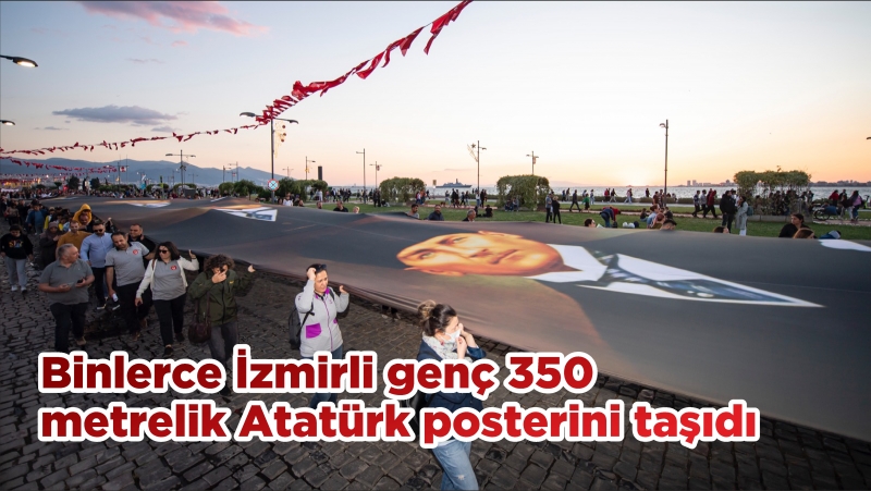 Binlerce İzmirli genç 350 metrelik Atatürk posterini taşıdı