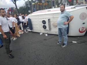 İstanbul'da ambulans devrildi