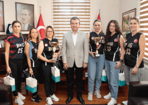 Bergama Belediyesi, Bergama'nın kadın voleybol takımını ağırladı