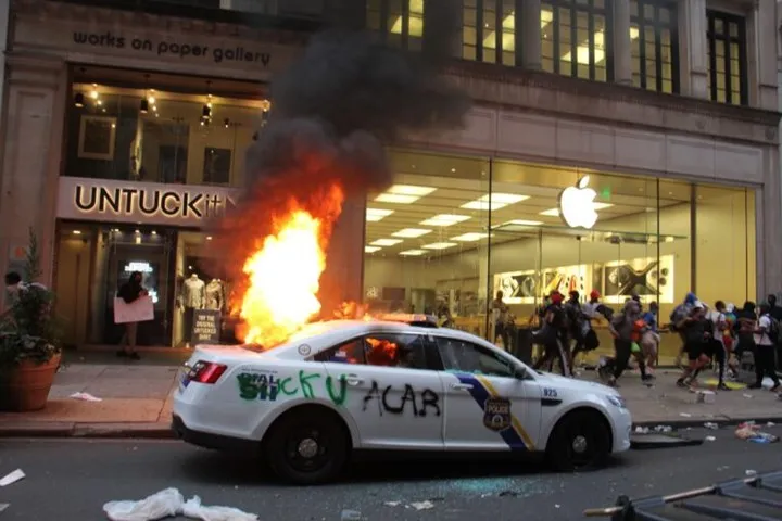 ABD’de Apple mağazasını yağmaladılar!