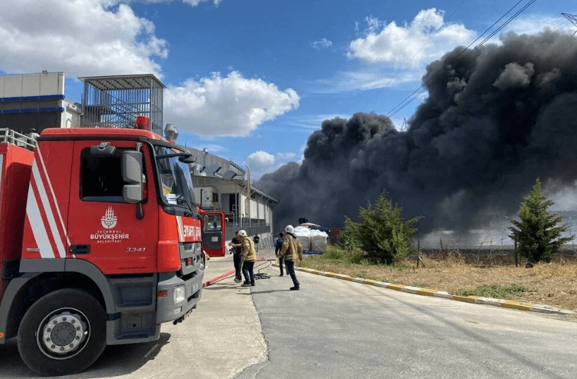 İstanbul'da bir fabrika cayır cayır yanıyor